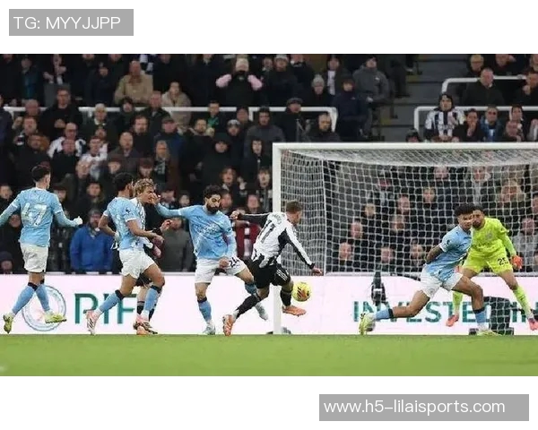 足球梅开二度助力球队逆转胜利展现球员超凡实力与团队默契